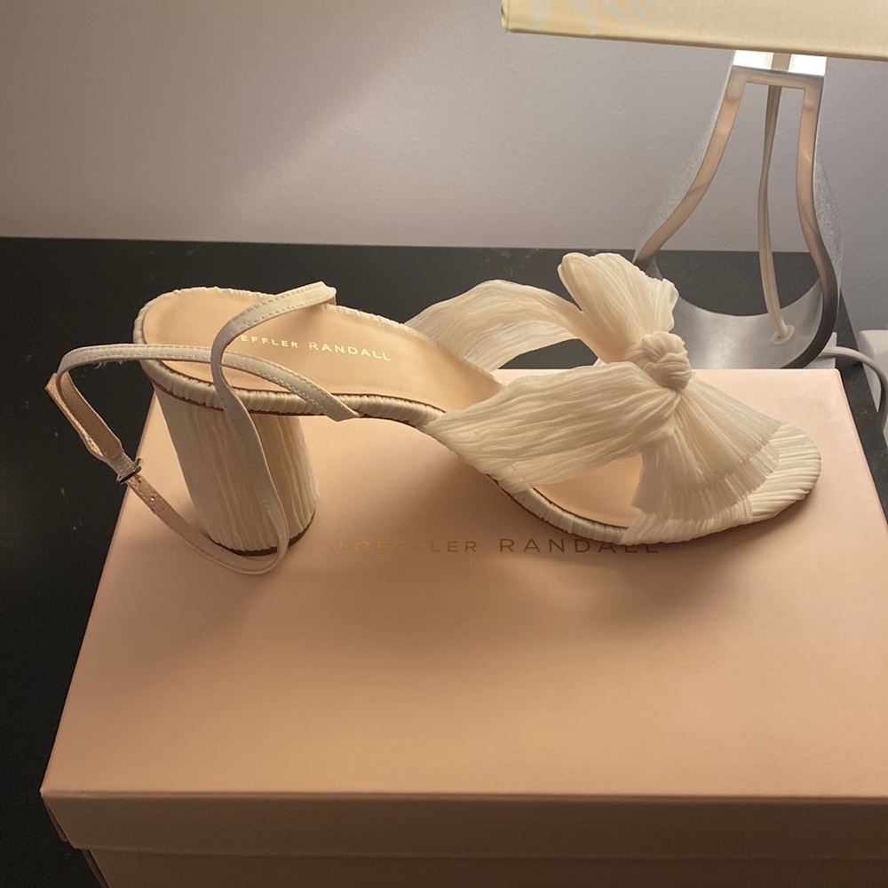 Brand new loeffler Randall camellia in pearl